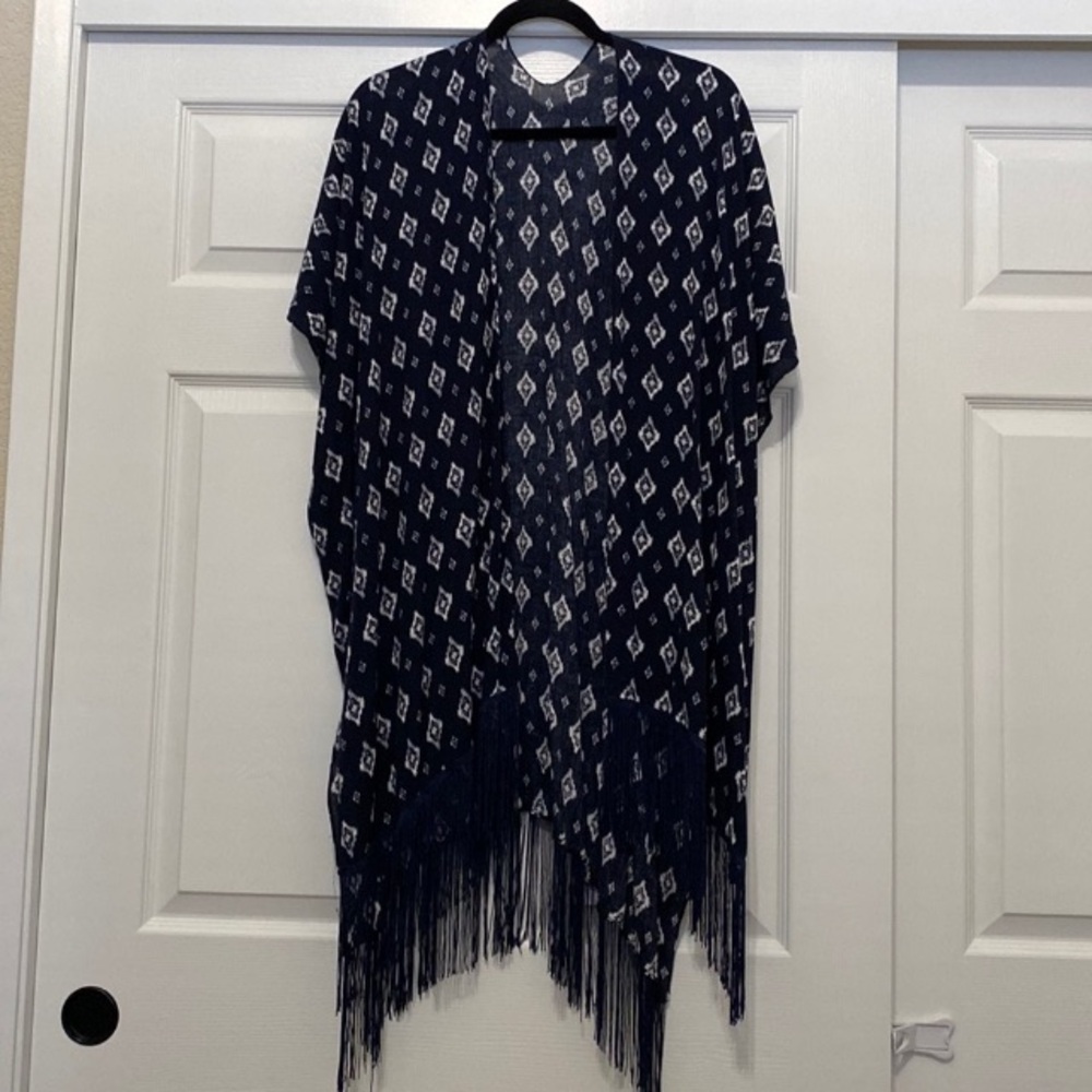 NWT!  COVER/SHAWL WITH TASSELS IN NAVY BLUE/WHITE